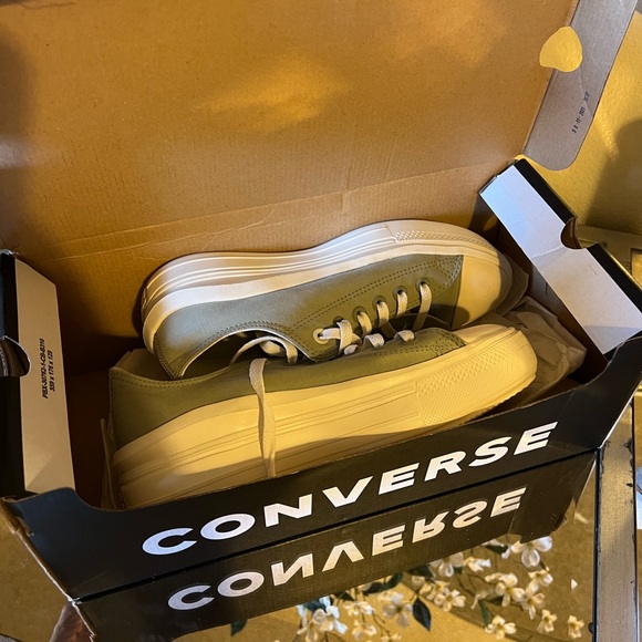 Converse shoes - Picture 7 of 8